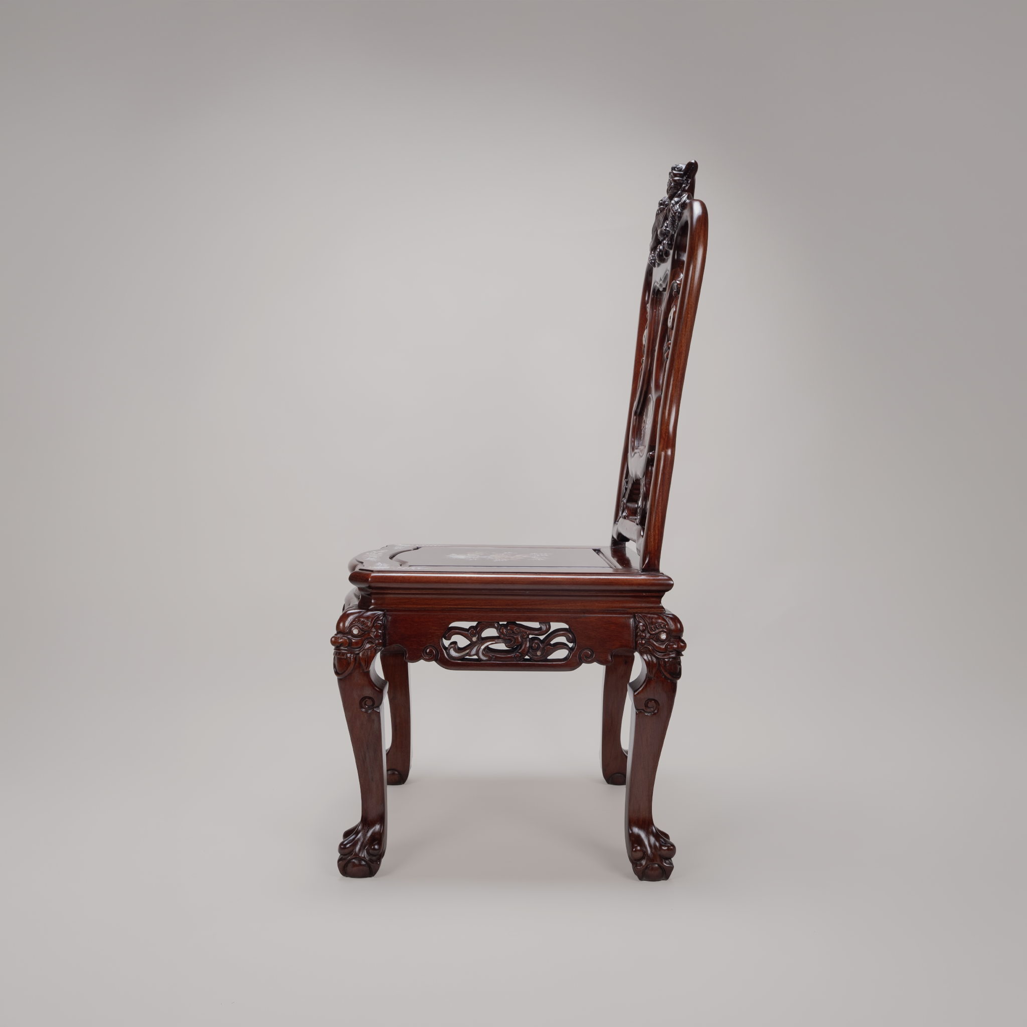 Shī (獅) (Guardian Lion) chair